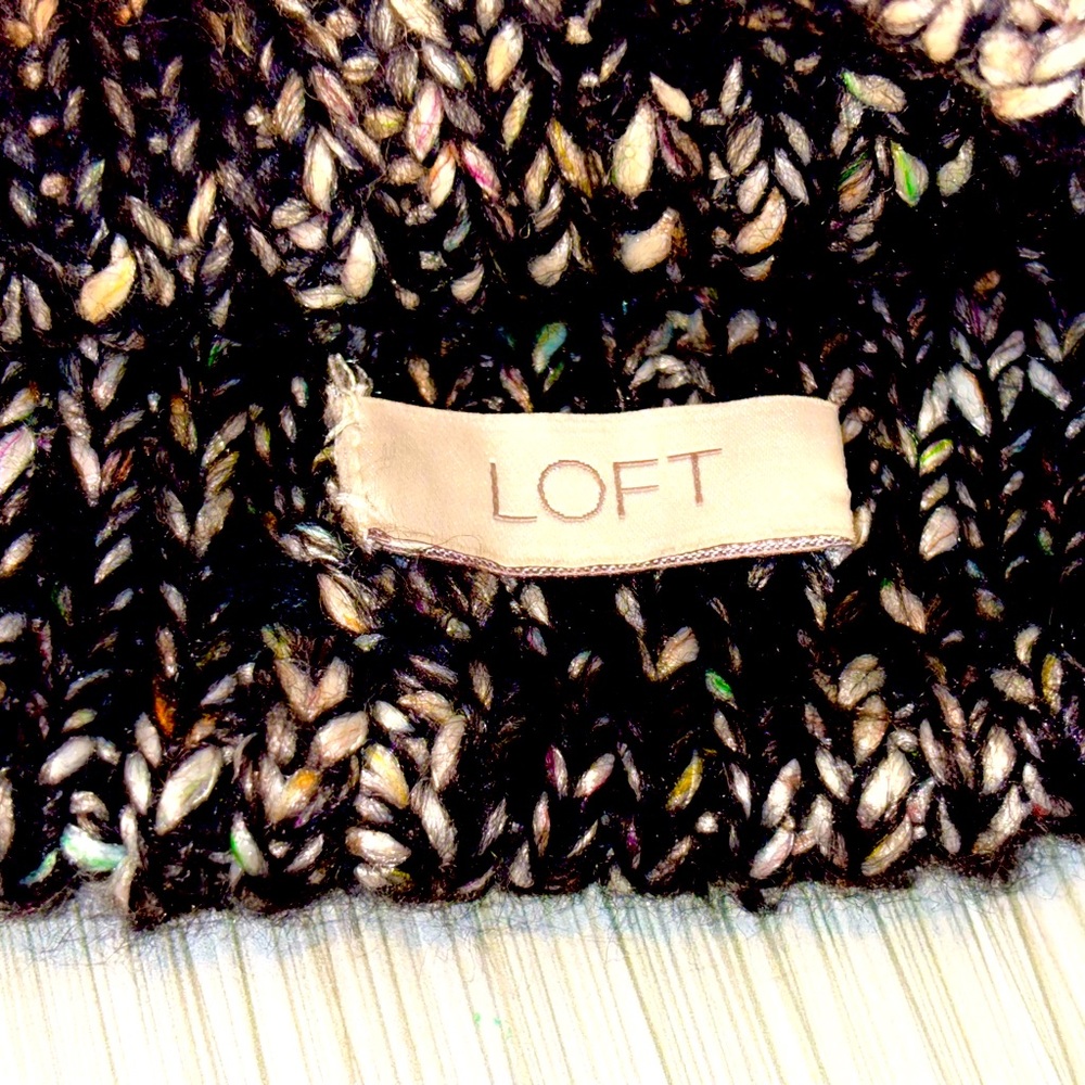 LOFT MULTICOLORED KNIT BEANIE WITH POM ON TOP!
OSFA